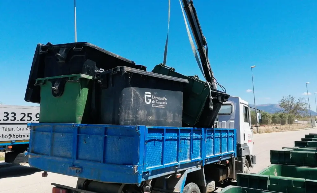 camión de áridos genil transportando contenedores